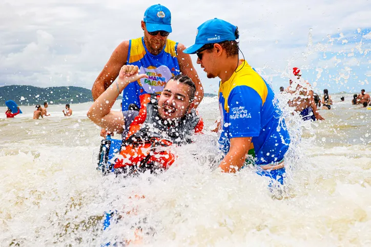 Projeto conta com cadeiras anfíbias, destinadas ao banho de mar de cadeirantes e pessoas com mobilidade reduzida