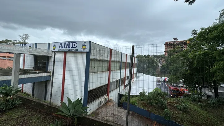 Segundo informações da AME, um aparelho de ar condicionado que fica na sala de reuniões teria sofrido uma pane e incendiado.