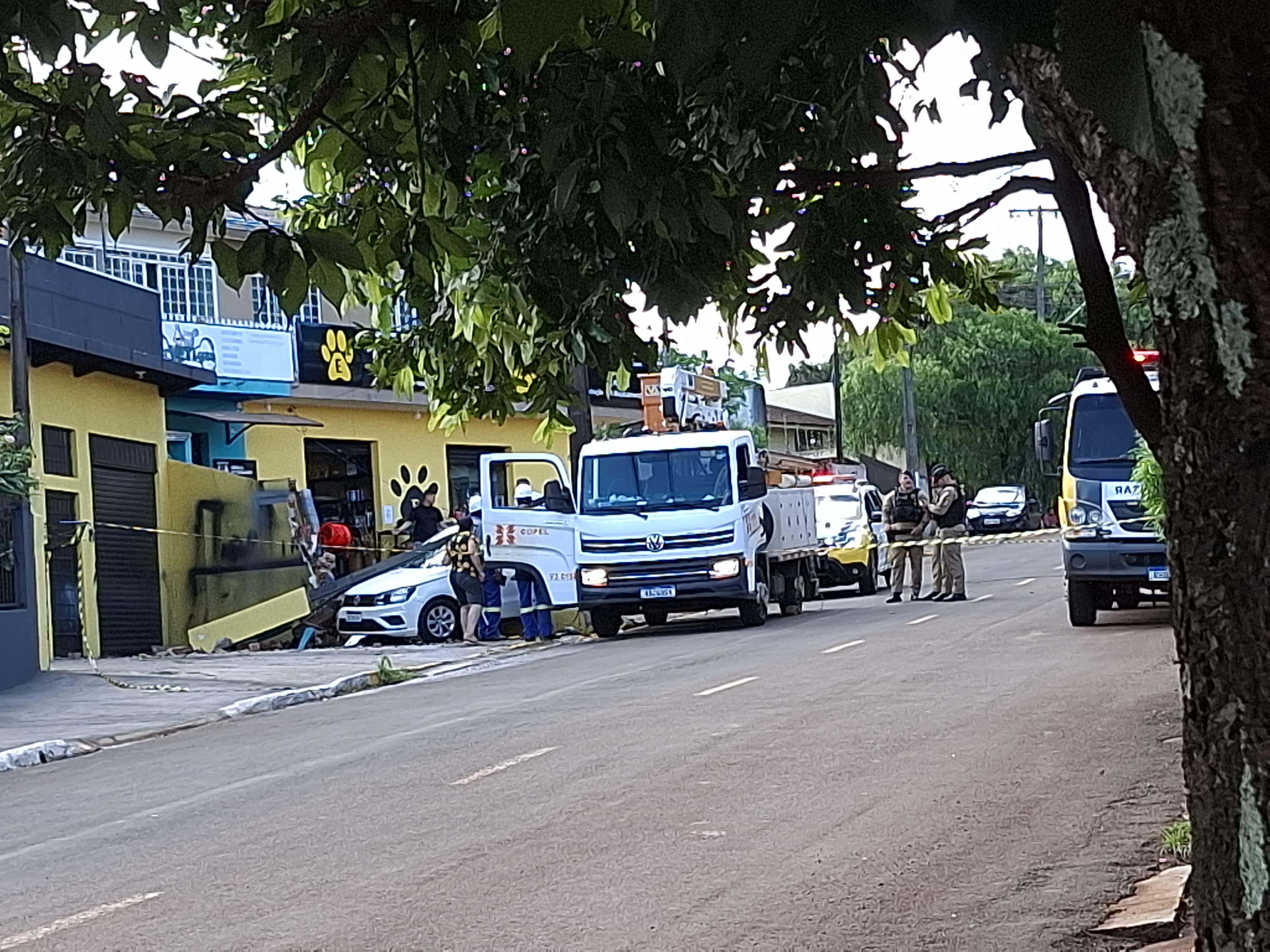 Motorista fica ferido após bater carro contra poste em Apucarana; veja
