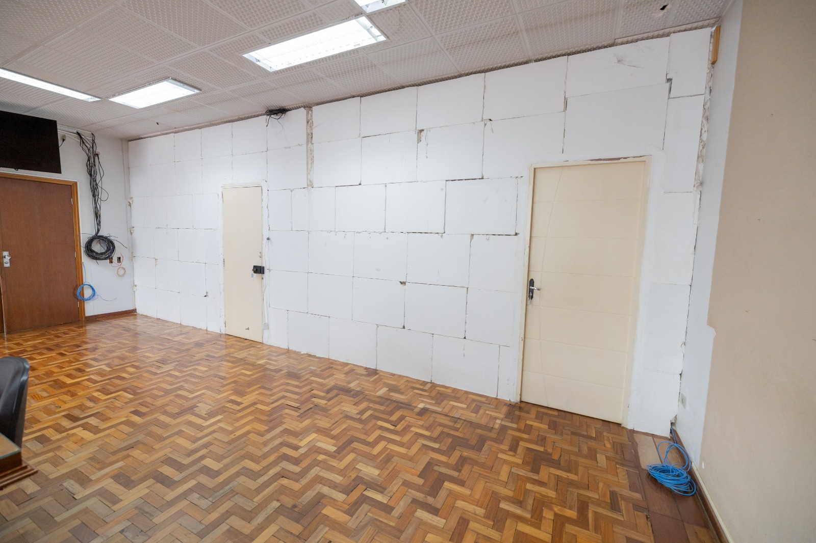 Prefeito retira móveis antigos e faz mudanças no gabinete