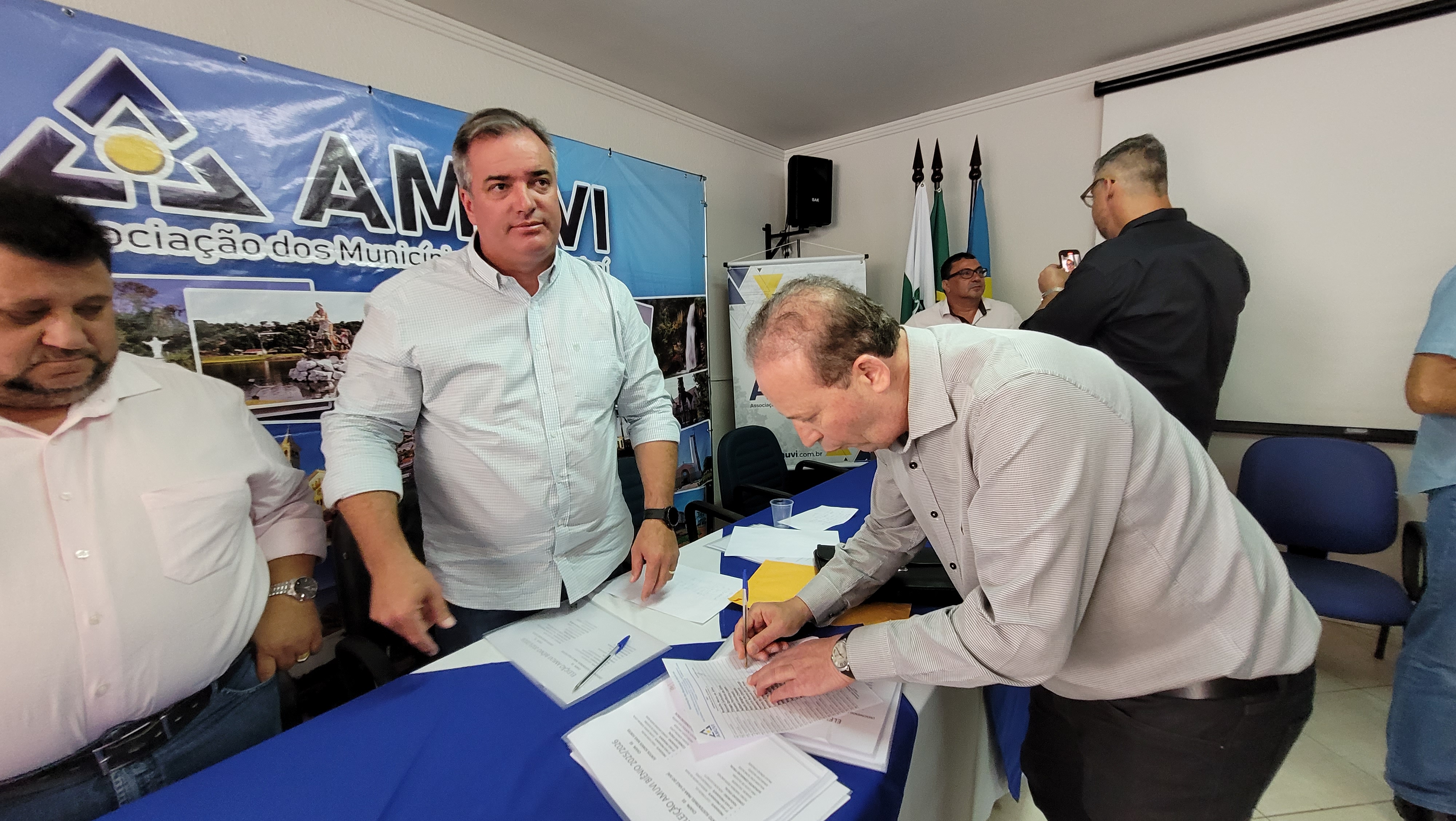 Prefeitos da Amuvi elegem novo presidente da associação; veja