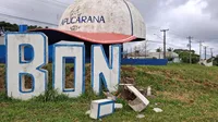 Câmera flagra carro atingindo letreiro do 'Bonezão' em Apucarana