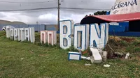 Câmera flagra carro atingindo letreiro do 'Bonezão' em Apucarana