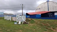 Câmera flagra carro atingindo letreiro do 'Bonezão' em Apucarana