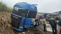 Carreta carregada com ureia tomba no Contorno Sul de Apucarana