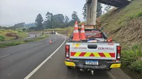 Carreta carregada com ureia tomba no Contorno Sul de Apucarana