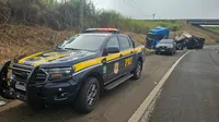 Carreta carregada com ureia tomba no Contorno Sul de Apucarana
