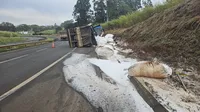 Carreta tombou no Contorno Sul de Apucarana
