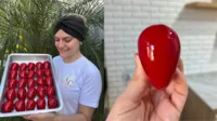 O doce consiste em um morango envolto em um brigadeiro branco com uma casquinha crocante de açúcar.