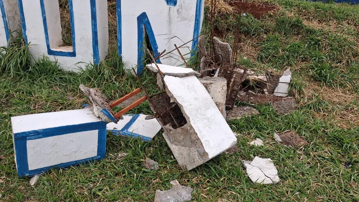 Câmera flagra carro atingindo letreiro do 'Bonezão' em Apucarana