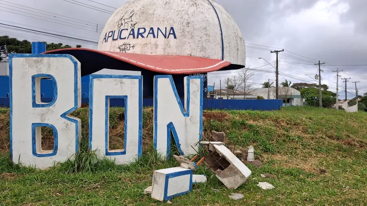 Câmera flagra carro atingindo letreiro do 'Bonezão' em Apucarana