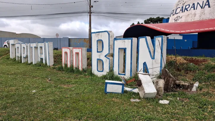 Câmera flagra carro atingindo letreiro do 'Bonezão' em Apucarana