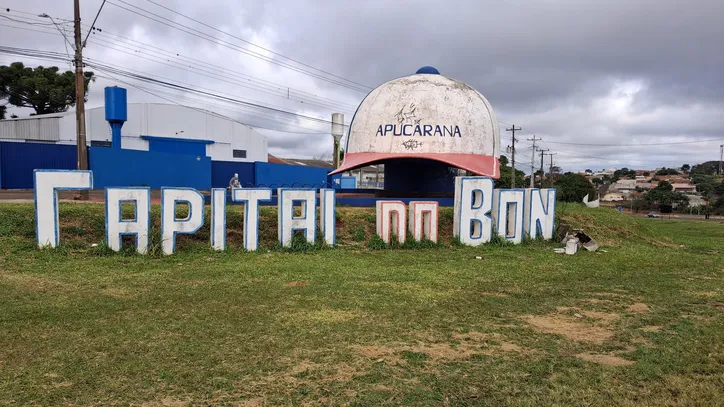 Câmera flagra carro atingindo letreiro do 'Bonezão' em Apucarana