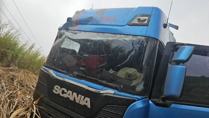Carreta carregada com ureia tomba no Contorno Sul de Apucarana