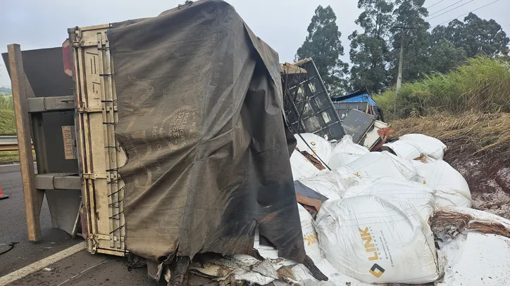 Carreta carregada com ureia tomba no Contorno Sul de Apucarana