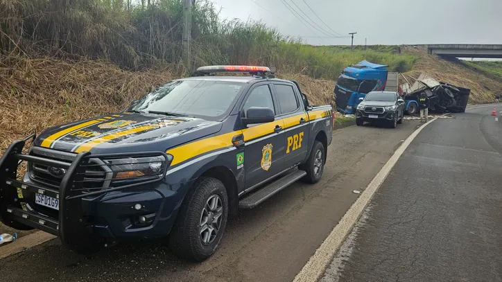Carreta carregada com ureia tomba no Contorno Sul de Apucarana