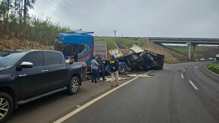 Carreta carregada com ureia tomba no Contorno Sul de Apucarana