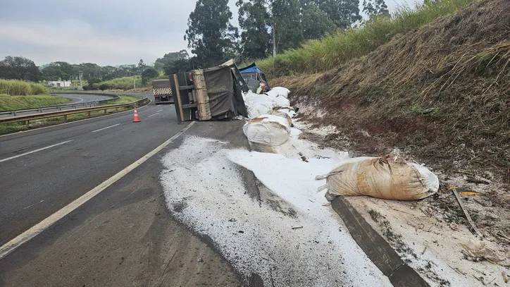 Carreta tombou no Contorno Sul de Apucarana