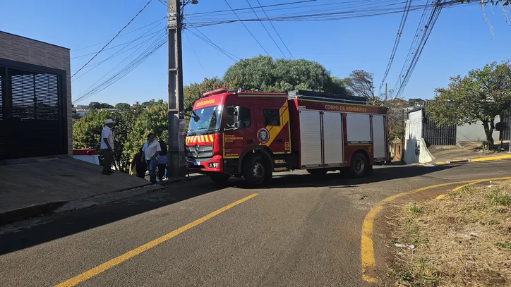 Carro capota e duas meninas ficam feridas em Apucarana; veja
