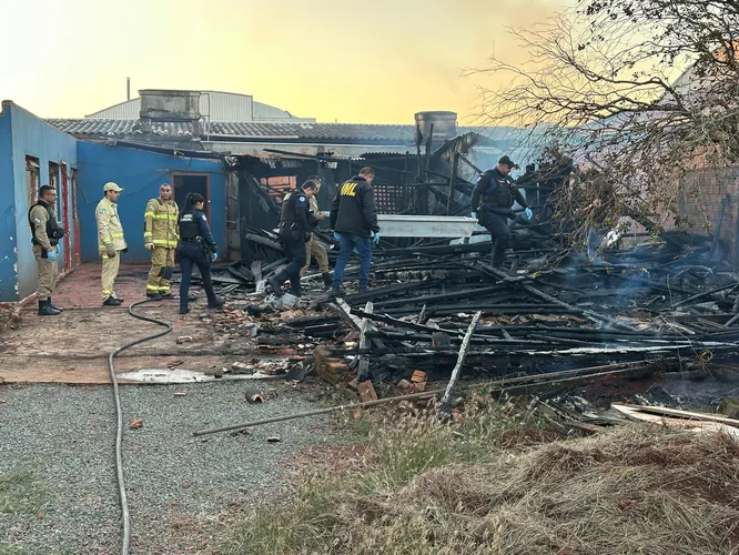 Idoso morre carbonizado após incêndio em residência em Arapongas