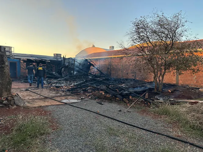 Idoso morre carbonizado após incêndio em residência em Arapongas