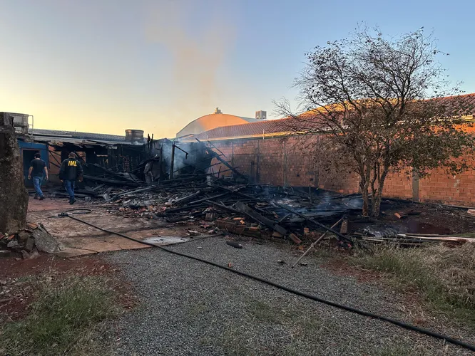 Idoso morre carbonizado após incêndio em residência em Arapongas
