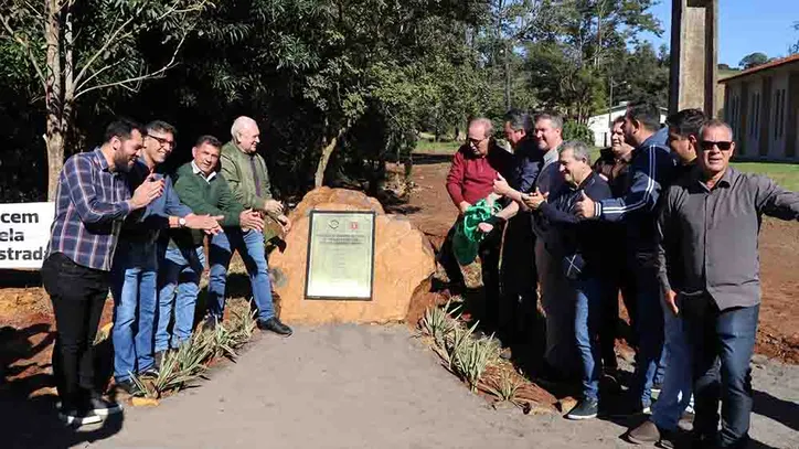 Ivaiporã Inaugura pavimentação de estrada da comunidade Pidauvinha