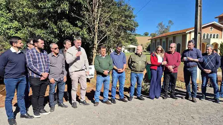 Ivaiporã Inaugura pavimentação de estrada da comunidade Pidauvinha