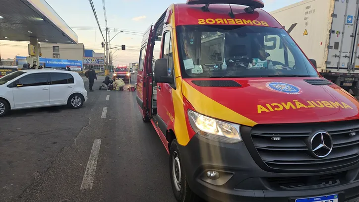 Câmera flagra trabalhador sendo atropelado em avenida de Apucarana