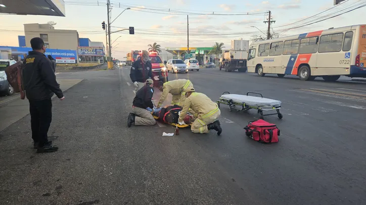 Câmera flagra trabalhador sendo atropelado em avenida de Apucarana