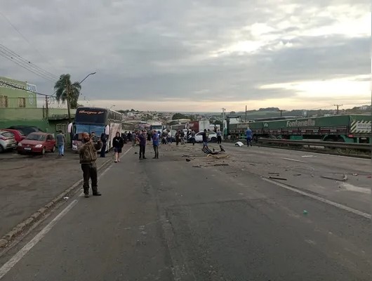 Acidente no PR envolve 10 veículos e deixa 17 pessoas feridas