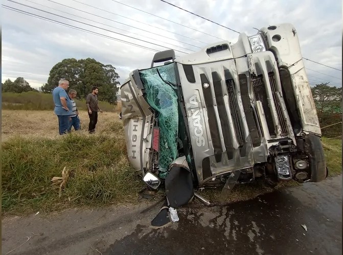 Acidente no PR envolve 10 veículos e deixa 17 pessoas feridas
