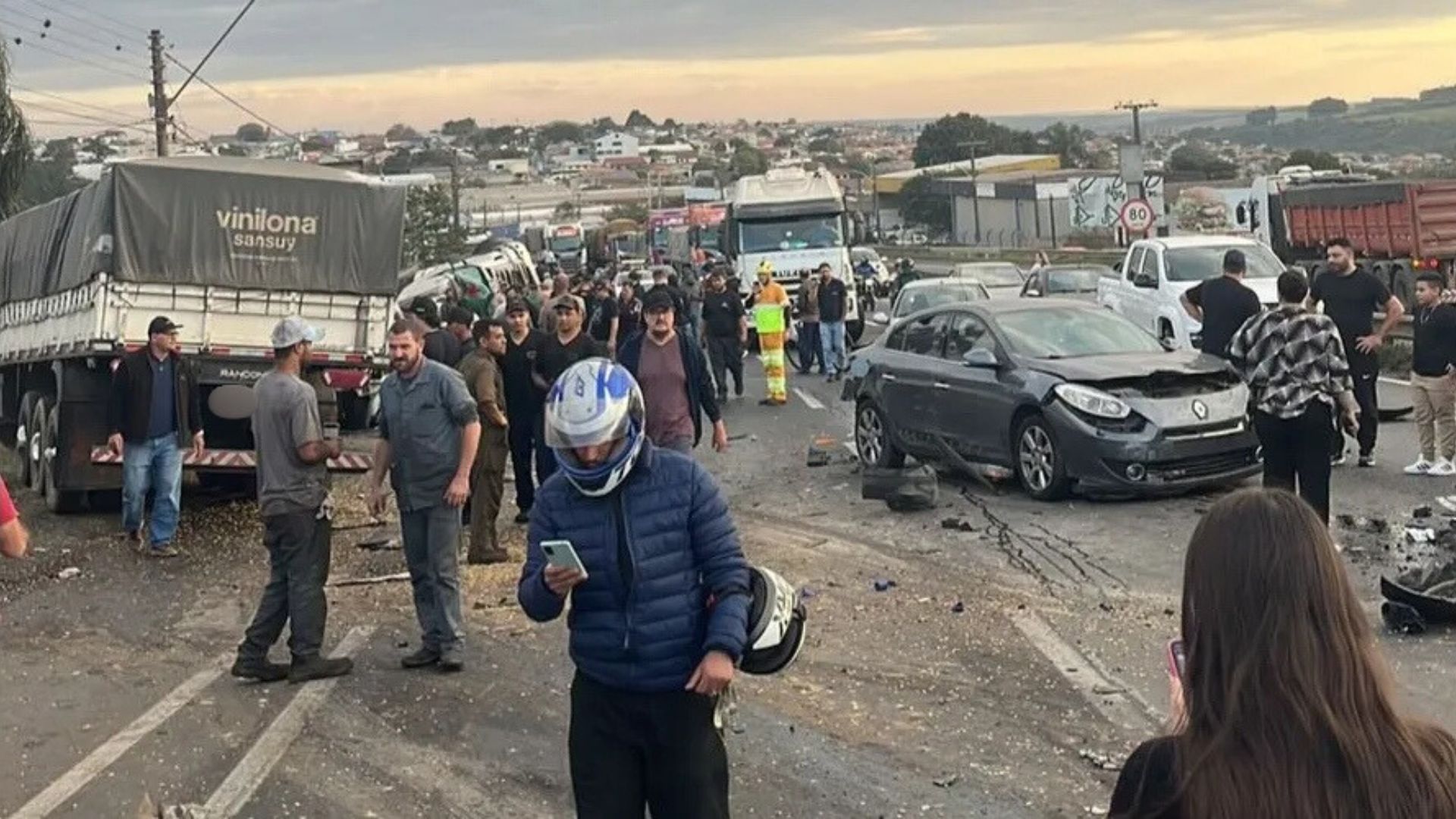 Acidente no PR envolve 10 veículos e deixa 17 pessoas feridas