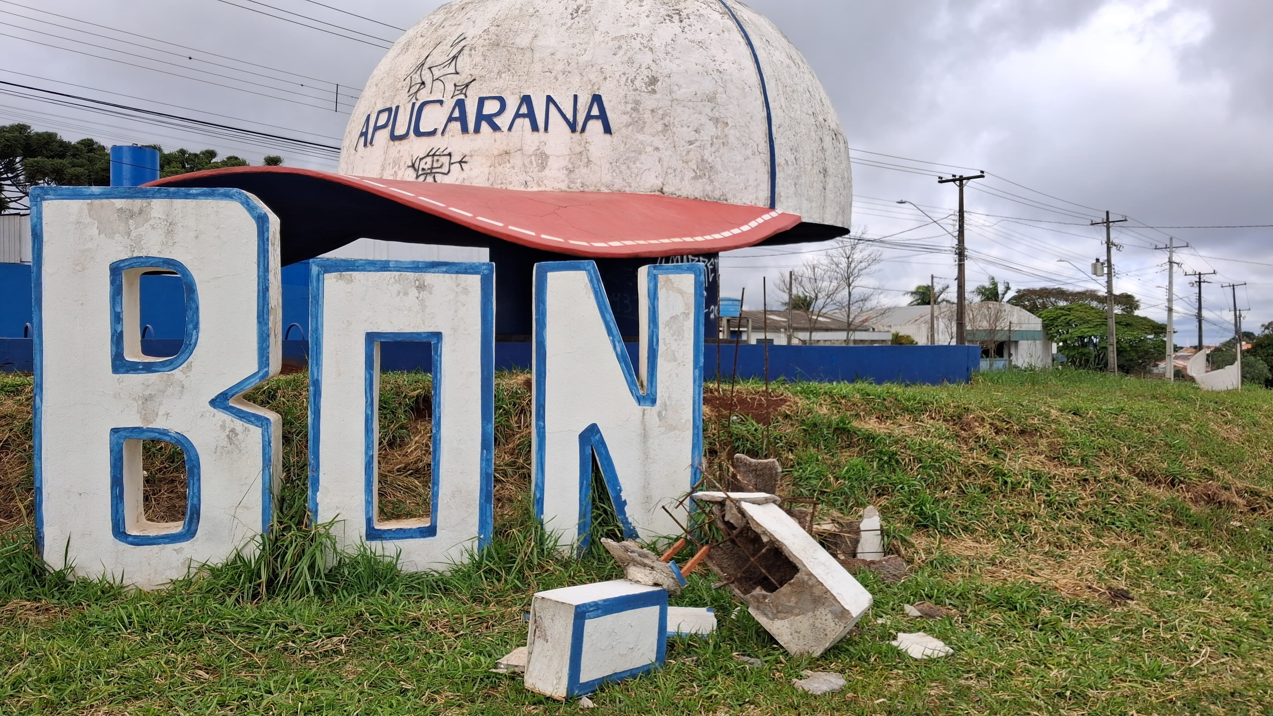 Câmera flagra carro atingindo letreiro do 'Bonezão' em Apucarana
