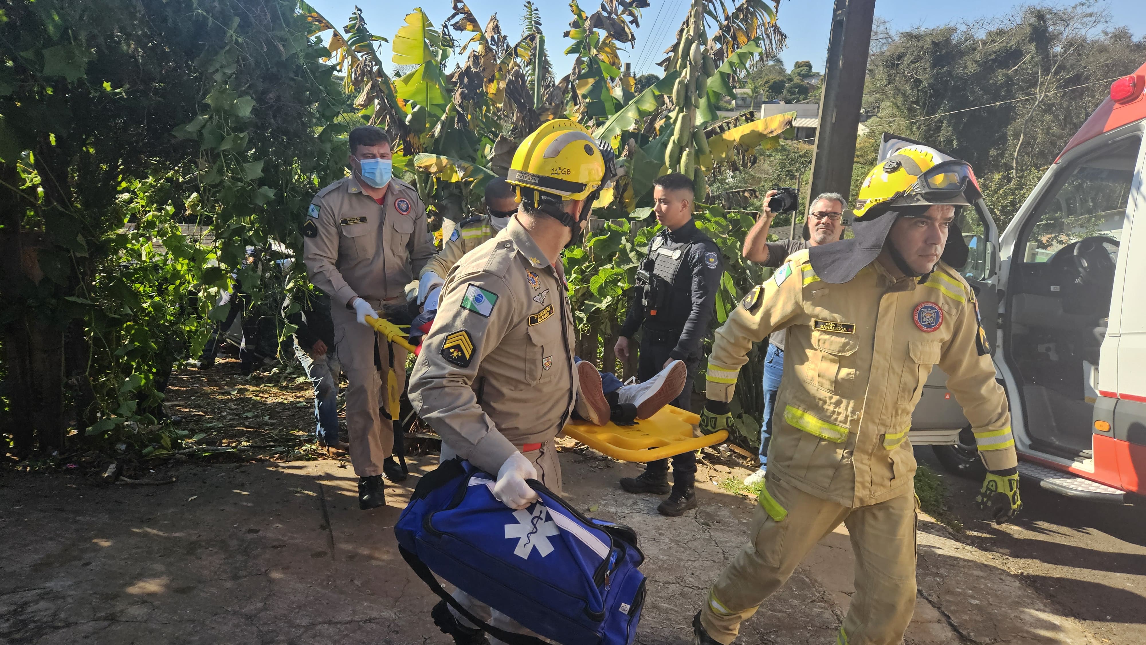 Carro capota e duas meninas ficam feridas em Apucarana; veja
