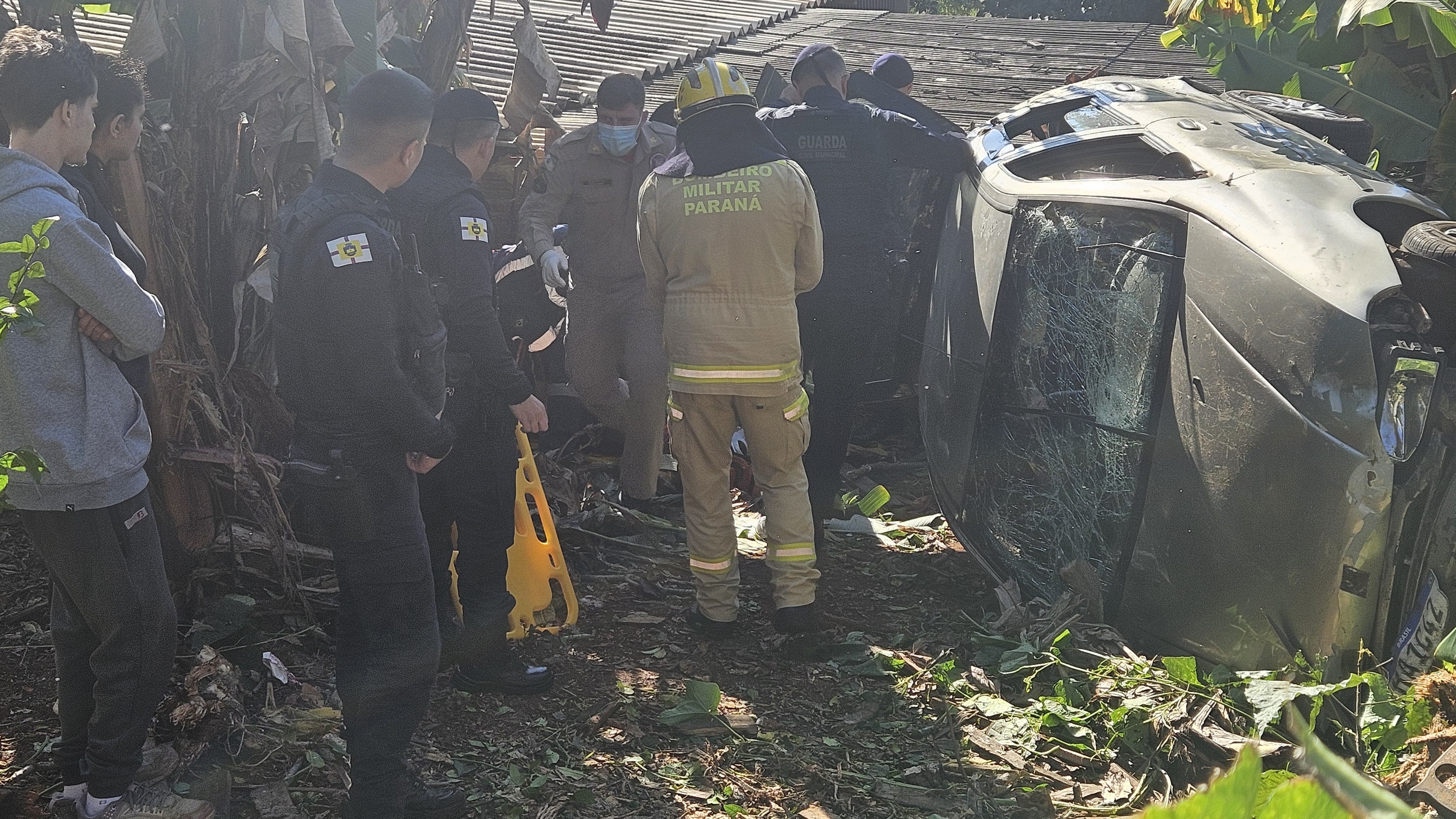 Carro capota e duas meninas ficam feridas em Apucarana; veja