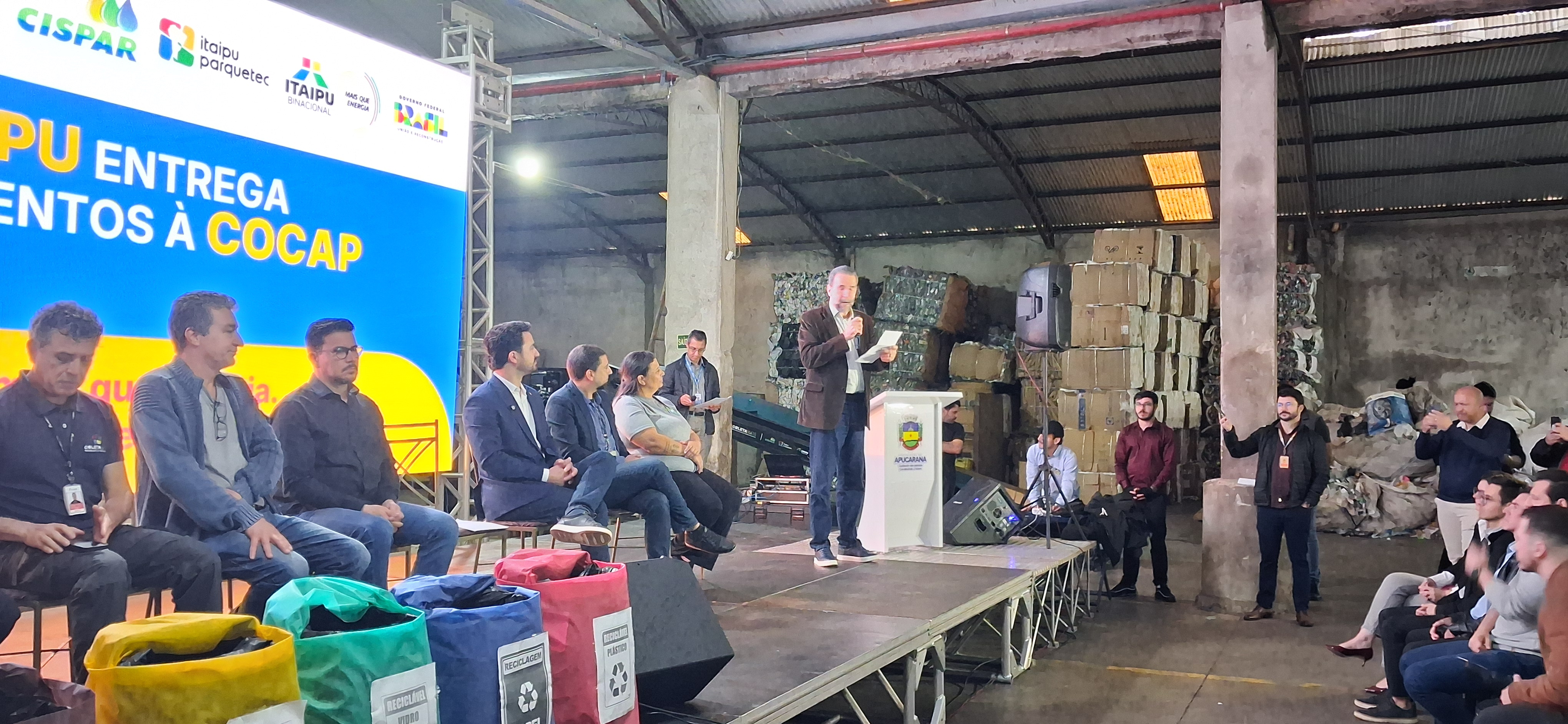 Cocap recebe caminhões e equipamentos da Itaipu Binacional