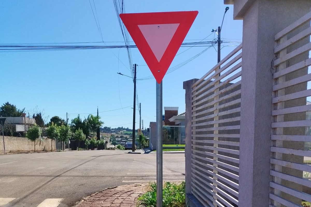 Com recursos do Estado, sinalização viária é concluída em 8 cidades