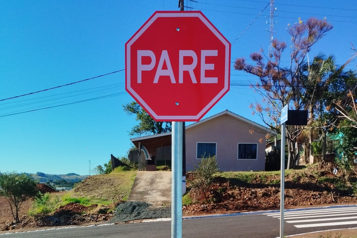 Com recursos do Estado, sinalização viária é concluída em 8 cidades