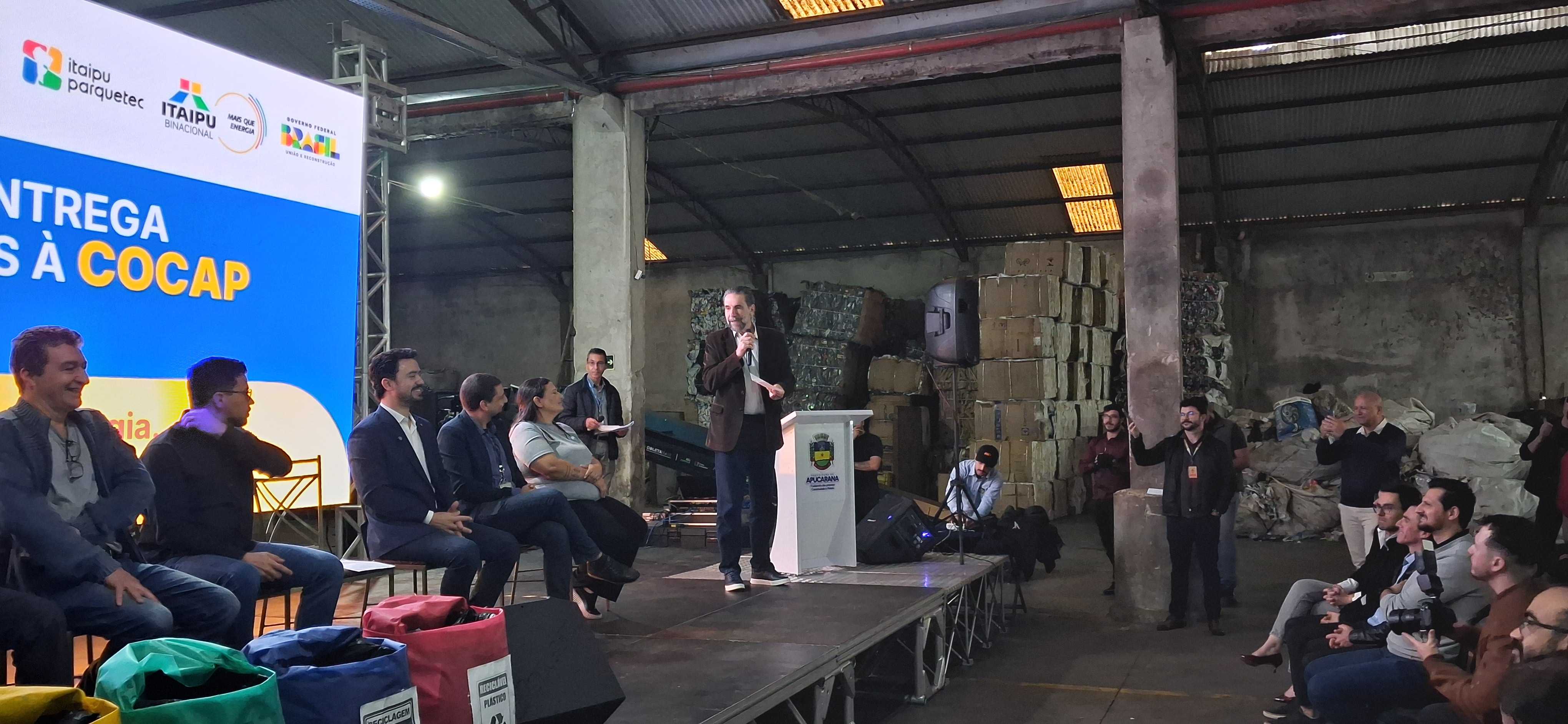 Enio Verri discursa durante solenidade na Cocap