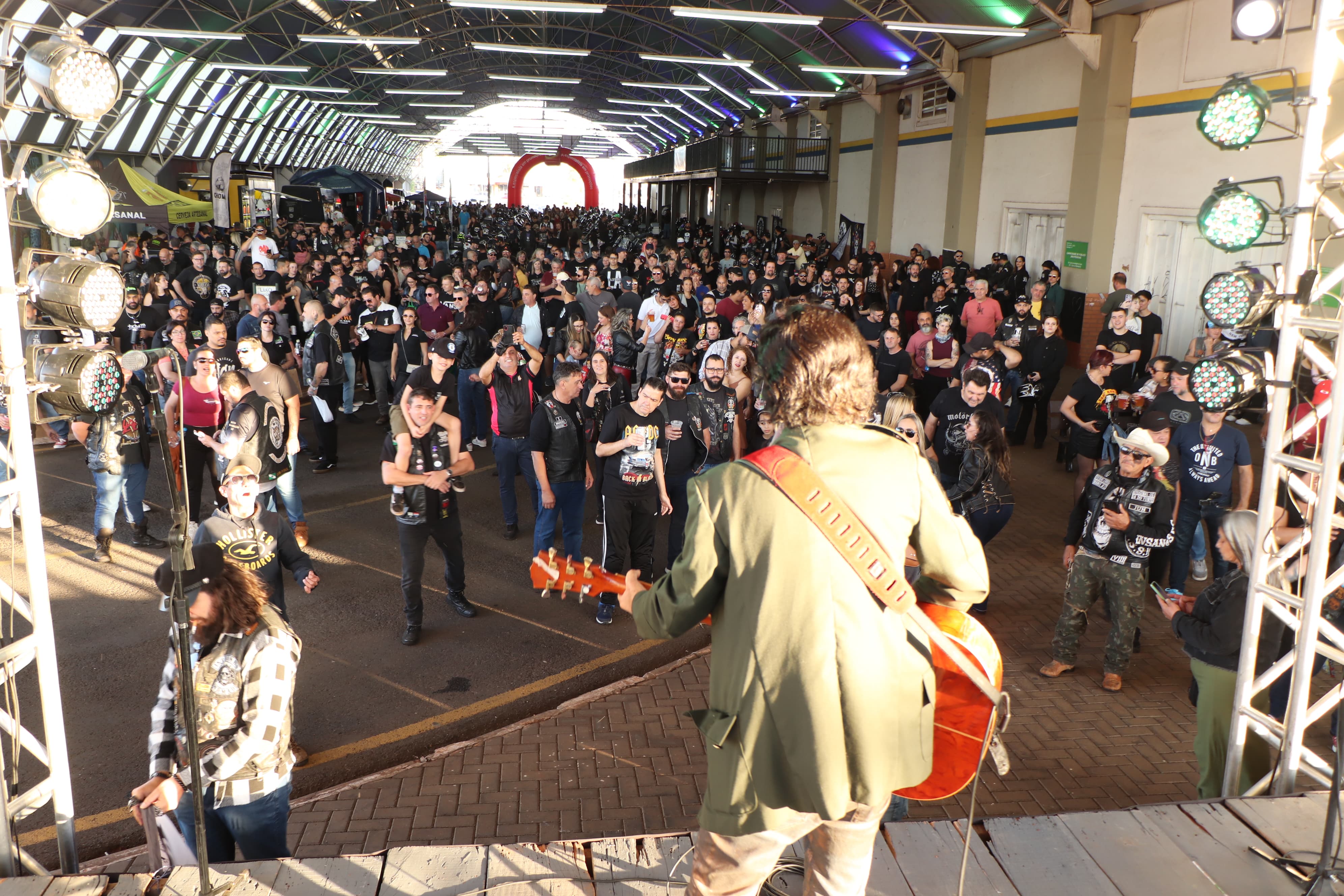 Evento cultural reúne centenas de pessoas em Arapongas; veja fotos