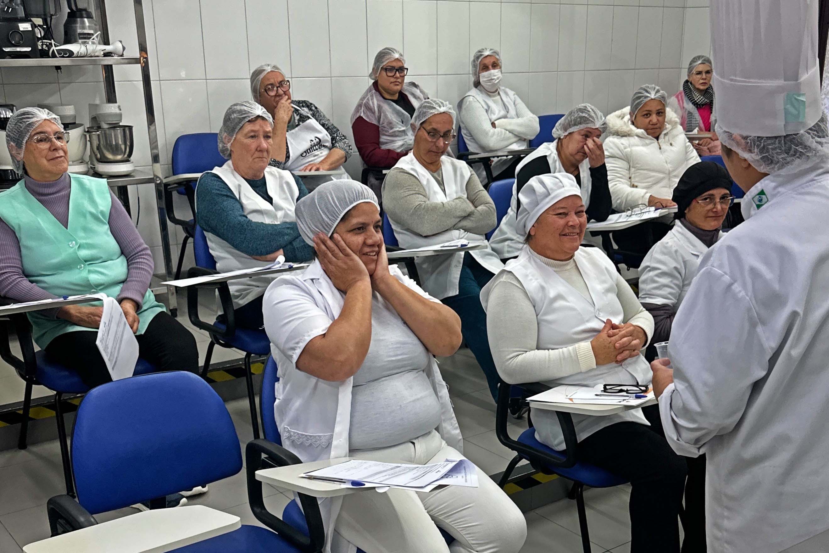 Governo capacita 2 mil merendeiras da rede estadual de ensino