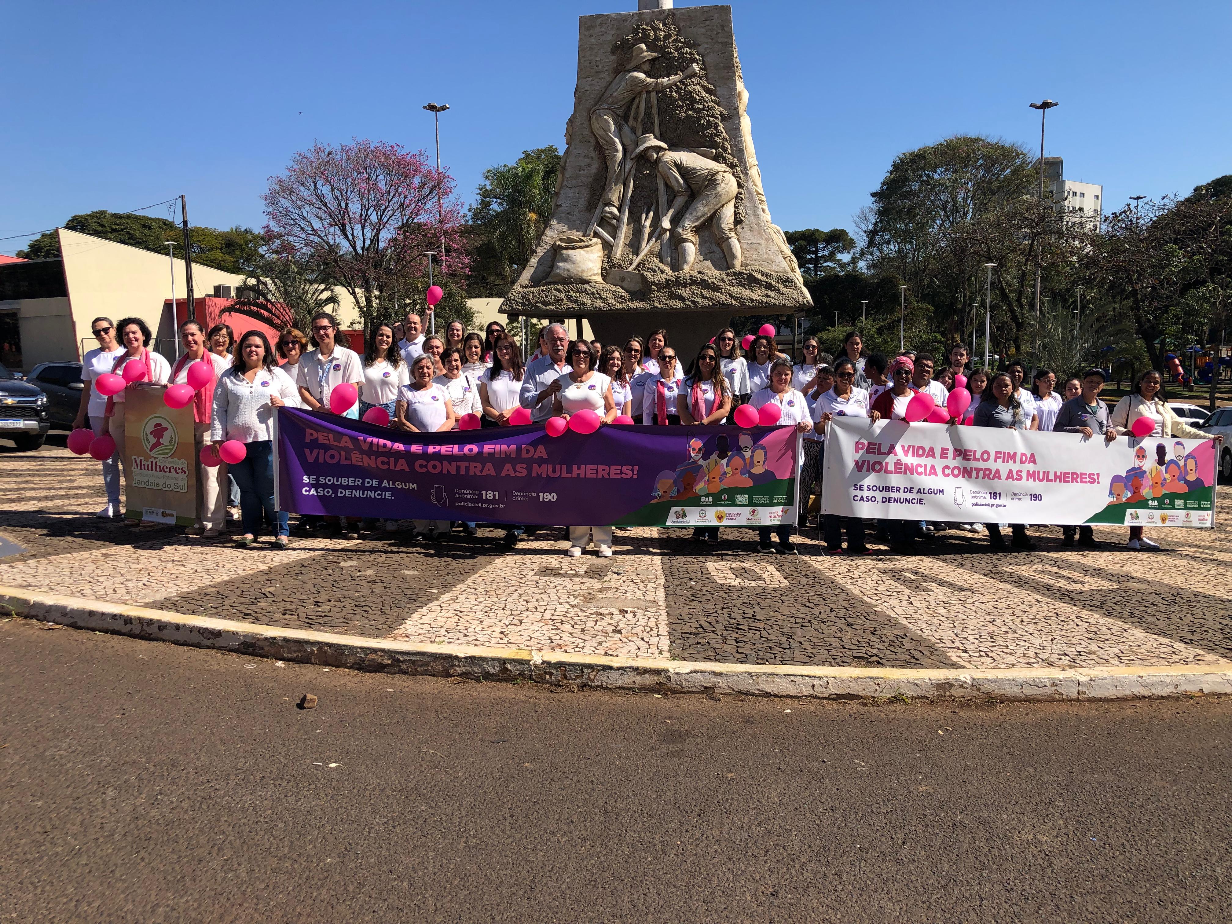 Jandaia participa da 'Caminhada do Meio-Dia' pelo fim do feminicídio