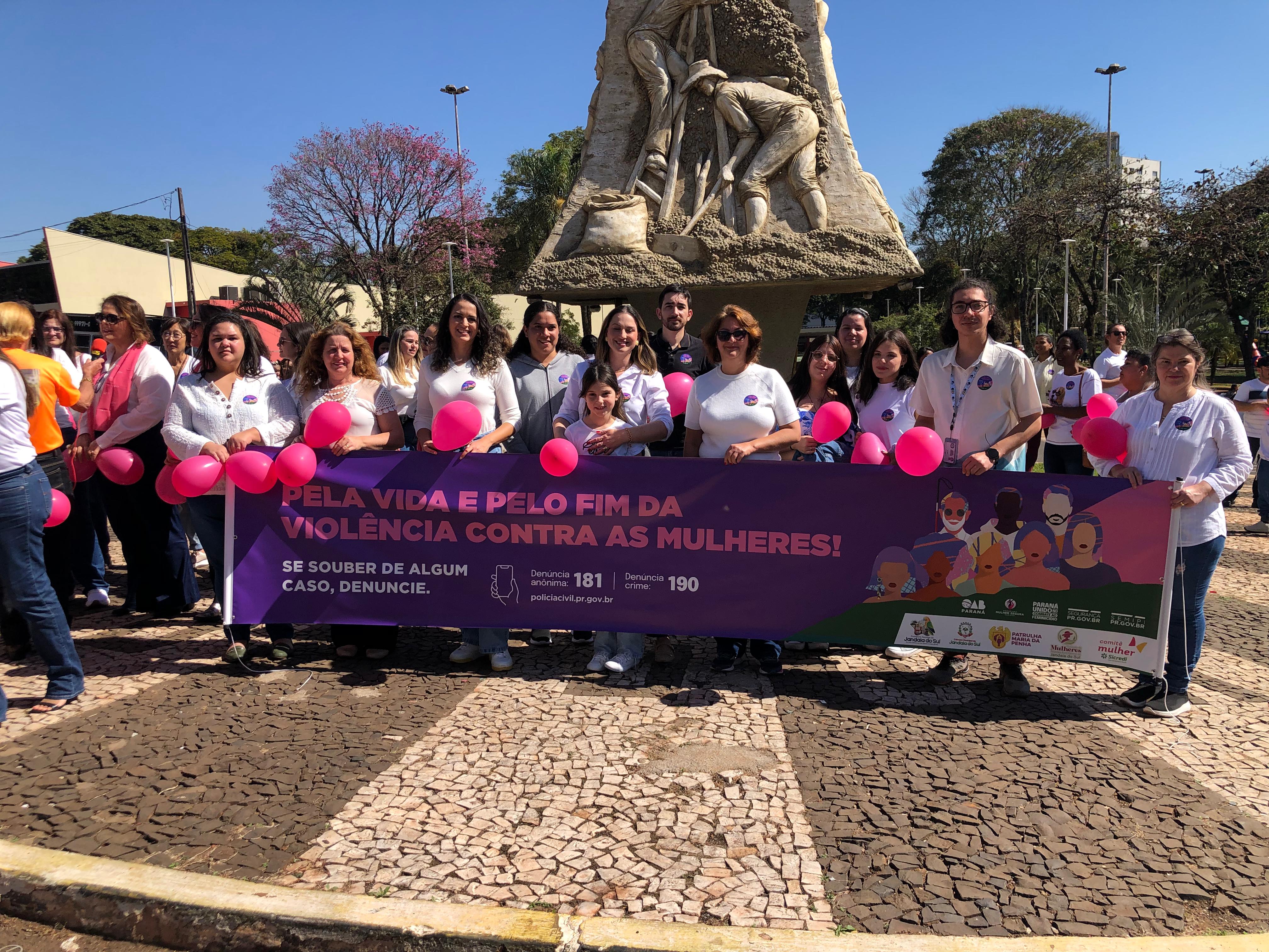 Jandaia participa da 'Caminhada do Meio-Dia' pelo fim do feminicídio