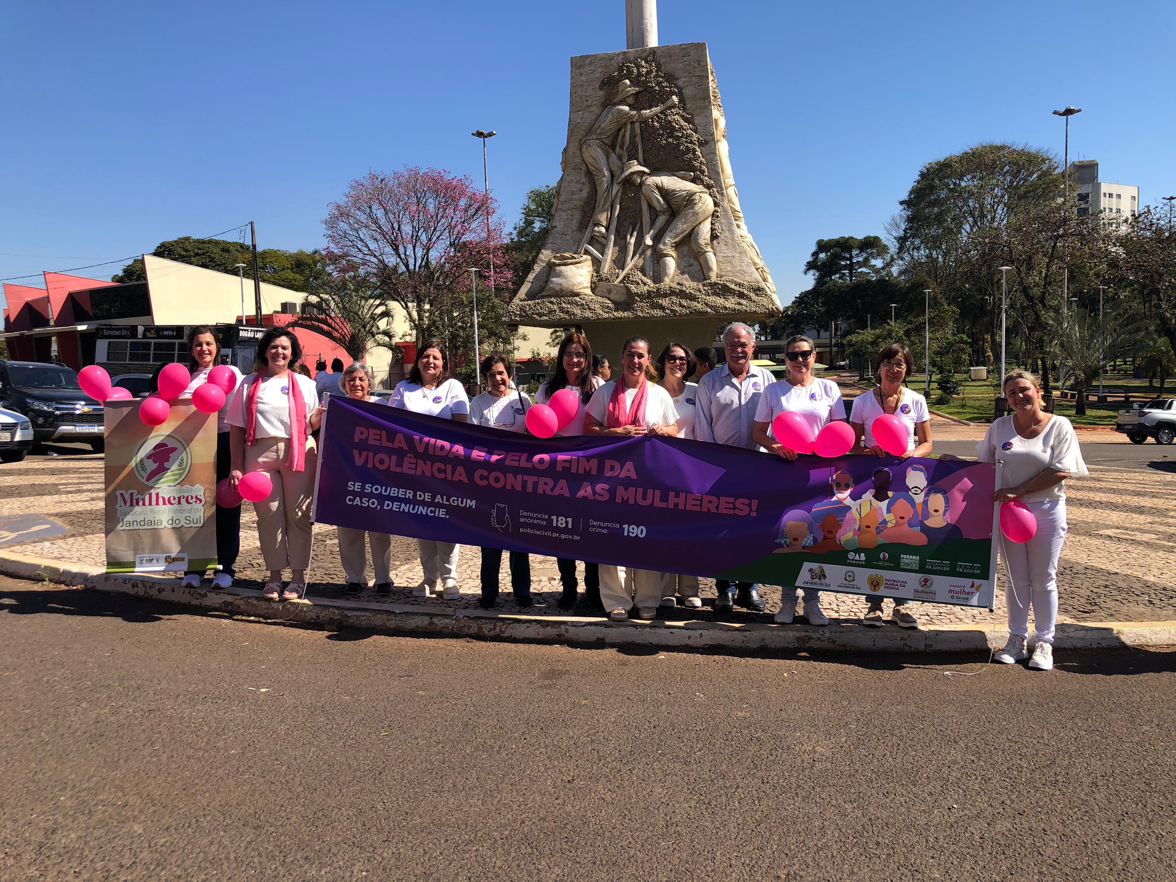 Jandaia participa da 'Caminhada do Meio-Dia' pelo fim do feminicídio
