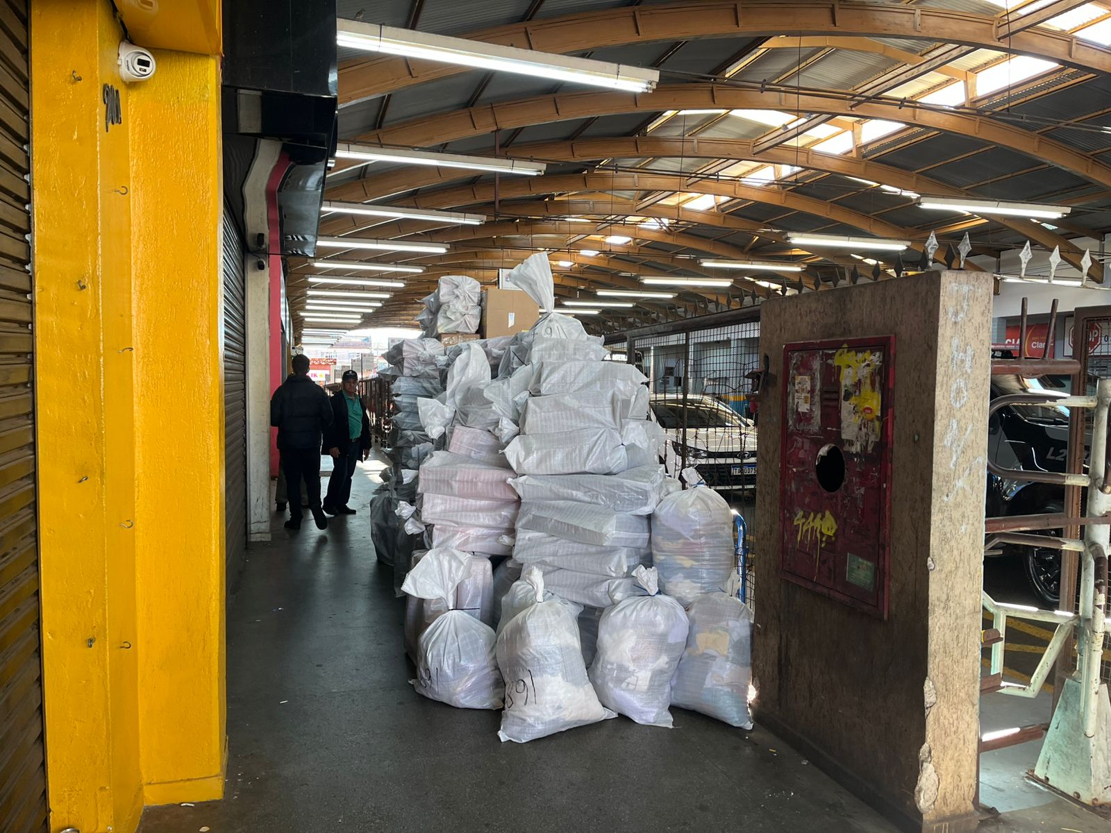 Lojas do Terminal Urbano fecham após operação da PM e Receita Federal