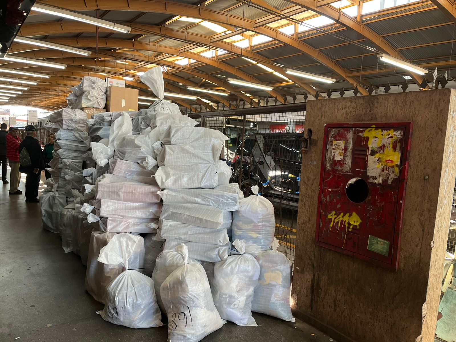 Lojas do Terminal Urbano fecham após operação da PM e Receita Federal