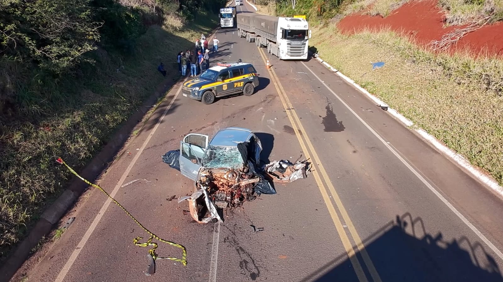 O veículo VW Gol ficou totalmente destruído.