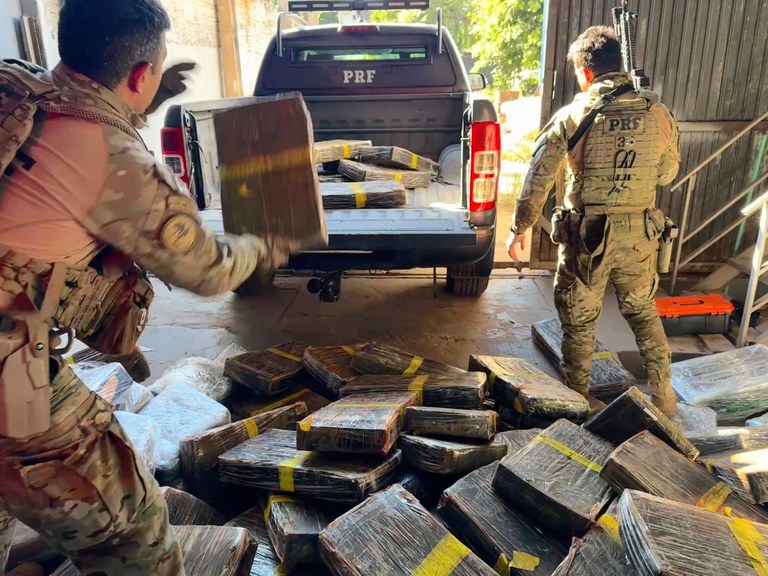 PRF apreende 2 toneladas de maconha em falsa fábrica de móveis no PR