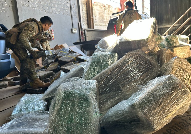 PRF apreende 2 toneladas de maconha em falsa fábrica de móveis no PR
